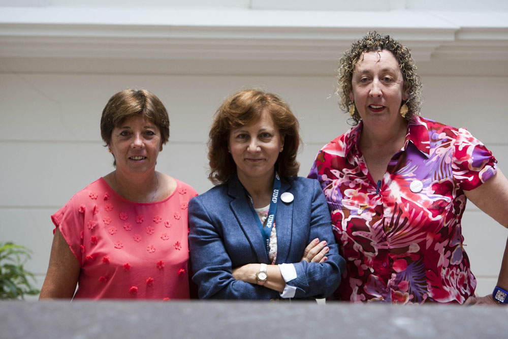 De izq. dcha., Carmen del Riego, presidenta de la APM; Elsa González, presidenta de la FAPE, y Lucía Martínez Odriozola, directora de la Escuela Juantxu Rodríguez y presidenta de la AVP. Foto: Universidad Internacional Menéndez Pelayo